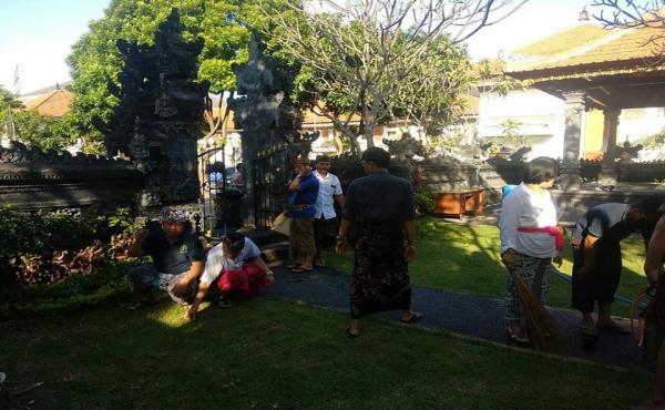 Para Pegawai Kejati Bali Yang Beragama Hindu Melakukan Kegiatan Mereresik di Pura Wira Adhyaksa Keja